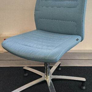 7 chaises de marque Forsit, dossier et assise en cuir de couleur bleu ciel , retour automatique et piètement étoiles sur patins en métal chromé. Dim : 102 x 67 x 69 cm. 7 unités. Localisation : Alpine - 14 avenue des Tropiques - 91940 Les Ulis