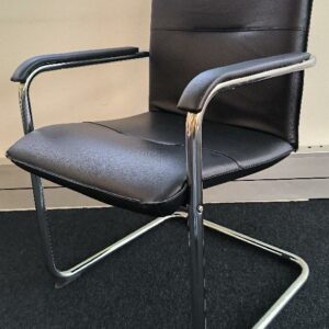 4 fauteuils dossier et assise en cuir de couleur noir, accoudoirs en cuir de couleur noir et piètement porte à faux en métal chromé. Dim : 88 x 56 x 59 cm. 4 unités. Localisation : Alpine - 14 avenue des Tropiques - 91940 Les Ulis