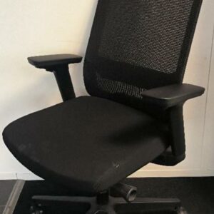 1 fauteuil de bureau avec têtière, dossier en tissu  résille de couleur noir, assise en tissu de couleur noir, accoudoirs 4D en plastique noir et piètement étoiles 5 branches en plastique noir. Dim : 120 x 64 x 70 cm. Localisation : Alpine - 14 avenue des Tropiques - 91940 Les Ulis