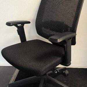 1 fauteuil de bureau avec têtière, dossier en tissu résille de couleur noir, assise en tissu de couleur noir, accoudoirs 2D en plastique noir et piètement étoiles 5 branches en plastique noir. Dim : 114 x 63 x 80 cm. Localisation : Alpine - 14 avenue des Tropiques - 91940 Les Ulis