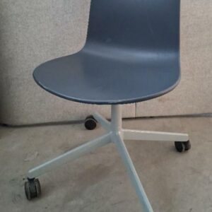 Chaise sur roulettes design Lievore Altherr Molina modèle Lottus édition Enea, coque en polypropylène gris, piètement en métal. 77 x 46 x 50 cm. 188 unités. Vendu à l'unité avec faculté de réunion. Localisation: Quinze Transfert, 3 rue de la Fossé aux Leux - 91700 Sainte Geneviève des Bois