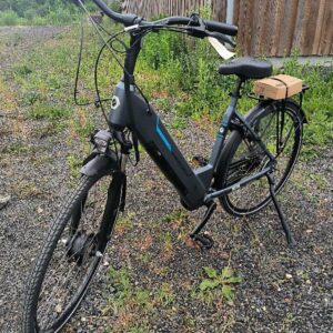 Vélo électrique femme de marque Hamilton F-MV - Amslod fournis avec chargeur de batterie sur le porte bagage. Localisation : 12 rue Maitre Renault - 95190 Fontenay en Parisis