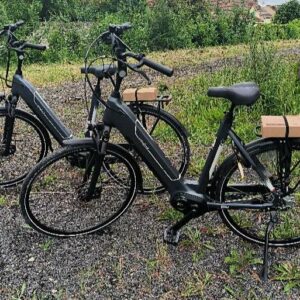 Vélo électrique femme de marque Boston E-LV - Amslod fournis avec chargeur de batterie sur le porte bagage. 2 unités. Vendu à l'unité avec faculté de réunion. Localisation : 12 rue Maitre Renault - 95190 Fontenay en Parisis