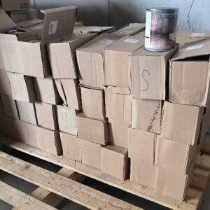1 palette de 70 cartons de 2 pots de 1L de vernis à bois. Localisation : 12 rue Maitre Renault - 95190 Fontenay en Parisis