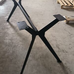 Pieds de table en acier de couleur noir. Dim : 74 x 160 x 70 cm. Localisation : 12 rue Maitre Renault - 95190 Fontenay en Parisis