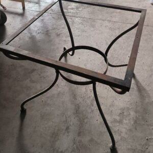 Pieds de table en fer forgée. Dim : 70 x 85 cm. Localisation : 12 rue Maitre Renault - 95190 Fontenay en Parisis