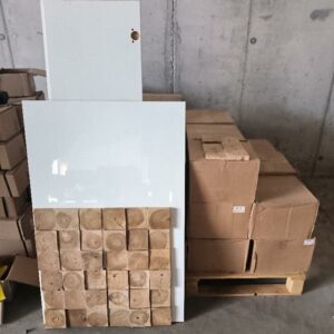 1 palette de 32 cartons contenant chacun 1m2 d'éléments de décor mural en bois. Localisation : 12 rue Maitre Renault - 95190 Fontenay en Parisis