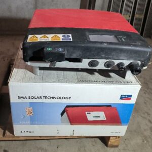 1 palette contenant 3 onduleurs pour panneau solaire  de marque SMA Sunnyboy modèle 3000TL, 2 dans leur carton d'origine et 1 neuf sans le carton. Localisation : 12 rue Maitre Renault - 95190 Fontenay en Parisis