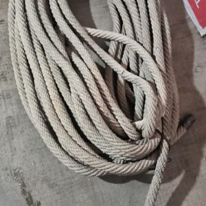 20m de corde de chantier. Diamètre 30 mm. Localisation : 12 rue Maitre Renault - 95190 Fontenay en Parisis