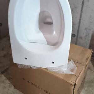 Cuvette suspendue en porcelaine. Dim : 53 x 36 x 36 cm. Localisation : 12 rue Maitre Renault - 95190 Fontenay en Parisis