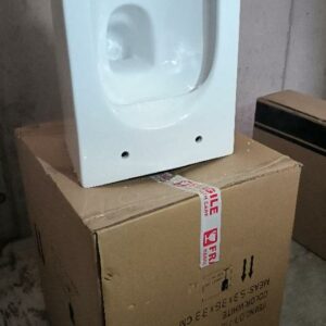 Cuvette suspendue en porcelaine. Dim : 53 x 36 x 33 cm. Localisation : 12 rue Maitre Renault - 95190 Fontenay en Parisis