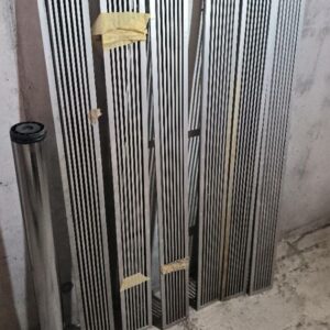 Lot de 6 grilles pour climatiseur accompagner d'un pied pour bureau. Dim : 12 x 118 x 5 cm . Localisation : 12 rue Maitre Renault - 95190 Fontenay en Parisis