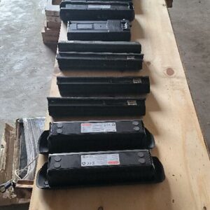 Lot de 13 batteries pour vélo électrique différents modèles et différentes marques accompagné d'un lot 35 alimentations pour batteries différentes marques et différents modèles. Localisation : 12 rue Maitre Renault - 95190 Fontenay en Parisis