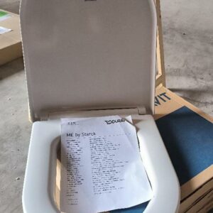 Lot de 4 abattants pour toilette suspendu de la marque Duravit. Localisation : 12 rue Maitre Renault - 95190 Fontenay en Parisis