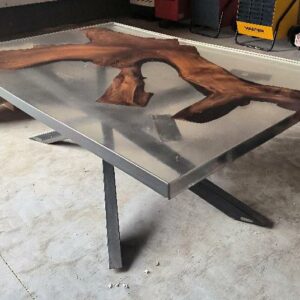 Table rectangulaire en époxy intérieur bois de noyer et pieds en acier. Dim : 71 x 186 x 124 cm. Localisation : 12 rue Maitre Renault - 95190 Fontenay en Parisis