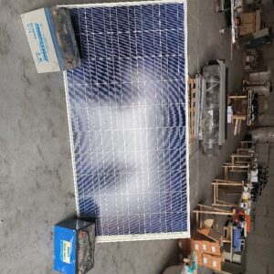 Lot de 7 panneaux solaires de la marque Solar and Co accompagné de deux batteries pour panneau solaire. dim : 83 x 166 x 5 cm. Localisation : 12 rue Maitre Renault - 95190 Fontenay en Parisis