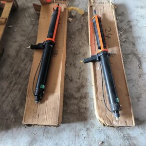 Lot de 2 pistolets pneumatique extrudeur à joints pour mortier. Dim : 10 x 115 x 28 cm. Localisation : 12 rue Maitre Renault - 95190 Fontenay en Parisis