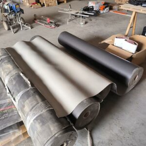 Lot de 4 rouleaux de simili cuir de couleur gris perle. Dim : 160 cm / 48,5 m2. Localisation : 12 rue Maitre Renault - 95190 Fontenay en Parisis