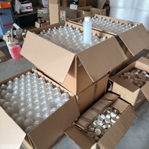 4 cartons neuf contenant 132 bidons vide d'1l chacun avec 1 carton entamé d'une centaine de bidons fourni avec bouchons en vrac. Localisation : 12 rue Maitre Renault - 95190 Fontenay en Parisis