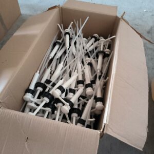 Bouton poussoir à liquide deux tailles différentes, 68 grands et 25 petits. Localisation : 12 rue Maitre Renault - 95190 Fontenay en Parisis