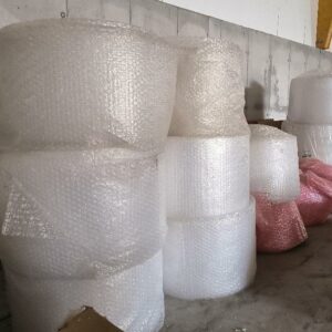 12 rouleaux de papier bulle. Dim : 500m linéaire. Localisation : 12 rue Maitre Renault - 95190 Fontenay en Parisis