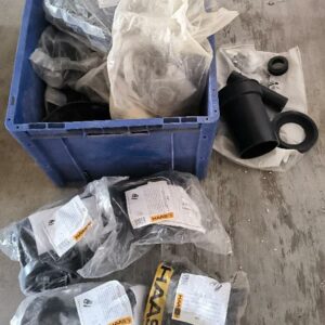 14 lots de raccords de marque Haas pour toilettes suspendus. Localisation : 12 rue Maitre Renault - 95190 Fontenay en Parisis