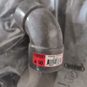 28 coudes de marque Wavin diamètre 50mm en PVC. Localisation : 12 rue Maitre Renault - 95190 Fontenay en Parisis