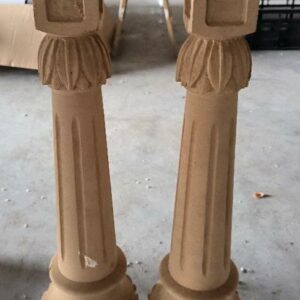 Lot de deux pieds tourné en bois massif. Localisation : 12 rue Maitre Renault - 95190 Fontenay en Parisis