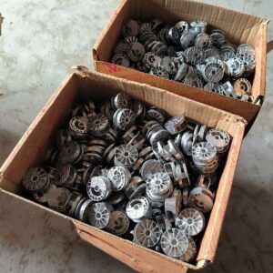 10 cartons contenant 250 pièces chacun d'assemblage pour mobilier de la marque Haffel. Localisation : 12 rue Maitre Renault - 95190 Fontenay en Parisis