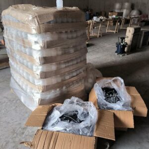 Lot contenant 1 palette de 1120 bidons vide de 500ml accompagné de ses deux cartons de 1000 pistolets vaporisateur. Localisation : 12 rue Maitre Renault - 95190 Fontenay en Parisis