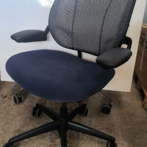 Fauteuil de bureau ergonomique de marque Humanscale modèle Liberty, assise en tissu bleu marine, dossier résille, piètement sur roulettes en métal noir. 100 x 68 x 47 cm. 30 unités. Vendu à l'unité avec faculté de réunion. Bon état. Localisation : 30 rue Beauregard - 60440 Nanteuil-le-Haudouin