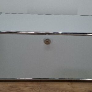 Meuble de rangement de marque USM HALLER de couleur gris perle à 1 tiroir coulissant. 39 x 77 x 37 cm. Localisation: 8 rue de la Fossé-aux-Leux, 91700 Ste Geneviève des Bois.