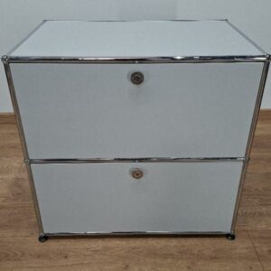 Meuble de rangement de marque USM HALLER de couleur gris perle composé de 2 modules dont 1 ouvrant à 1 porte à abattant et 1 tiroir coulissant. 75 x 77 x 52 cm. Localisation: 8 rue de la Fossé-aux-Leux, 91700 Ste Geneviève des Bois.
