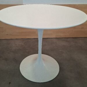 Table ronde design Eero Saarinen modèle Tulip édition Knoll Studio, plateau en bois stratifié blanc, piétement en fonte d'aluminium laqué blanc. 73 x 91 cm. Localisation: 54 avenue Philippe Auguste - 75011 Paris
