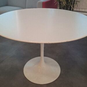 Table ronde design Eero Saarinen modèle Tulip édition Knoll Studio, plateau en bois stratifié blanc, piétement en fonte d'aluminium laqué blanc. (petits éclats sur la tranche du plateau). 74 x 106,5 cm. Localisation: 54 avenue Philippe Auguste - 75011 Paris