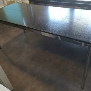 Table rectangulaire de marque Usm Haller, plateau en bois noirci, cadre et piétement en acier chromé. (très légères usures, manque 3 capuchons). 74 x 175 x 75 cm. 2 unités. Vendu à l'unité avec faculté de réunion. Localisation: 54 avenue Philippe Auguste - 75011 Paris