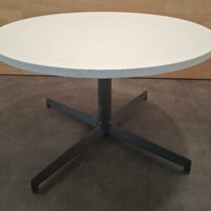 Table basse design Alessandro Busana modèle Laja édition Pedrali, plateau rond en bois stratifié blanc, piétement en étoile à 4 branches en acier gris anthracite. 42 x 69 cm.
2 unités. Vendu à  l'unité avec faculté de réunion. Localisation: 54 avenue Philippe Auguste - 75011 Paris