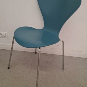 Chaise empilable design Arne Jacobsen modèle Série 7, édition Fritz Hansen, coque en bois laqué couleur vert pétrole, piétement en acier chromé. 79 x 51 x 52 cm. (qq usures d'usage). 7 unités. Vendu à l'unité avec faculté de réunion. Localisation: 54 avenue Philippe Auguste - 75011 Paris