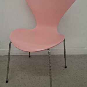 Chaise empilable design Arne Jacobsen modèle Série 7, édition Fritz Hansen, coque en bois laqué couleur rose, piétement en acier chromé. 79 x 51 x 52 cm. (qq usures d'usage). 4 unités. Vendu à l'unité avec faculté de réunion. Localisation: 54 avenue Philippe Auguste - 75011 Paris
