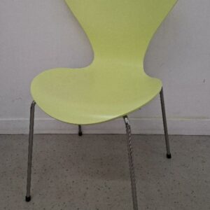 Chaise empilable design Arne Jacobsen modèle Série 7, édition Fritz Hansen, coque en bois laqué couleur citron vert clair, piétement en acier chromé. 79 x 51 x 52 cm. (qq usures d'usage). unités : . Localisation: 54 avenue Philippe Auguste - 75011 Paris