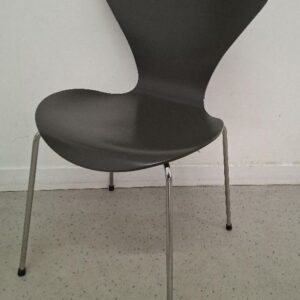 Chaise empilable design Arne Jacobsen modèle Série 7, édition Fritz Hansen, coque en bois laqué couleur gris foncé, piétement en acier chromé. 79 x 51 x 52 cm. (qq usures d'usage). 11 unités. Vendu à l'unité avec faculté de réunion. Localisation: 54 avenue Philippe Auguste - 75011 Paris