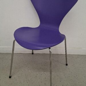 Chaise empilable design Arne Jacobsen modèle Série 7, édition Fritz Hansen, coque en bois laqué couleur ultra violet, piétement en acier chromé. 79 x 51 x 52 cm. (qq usures d'usage). 4 unités. Vendu à l'unité avec faculté de réunion. Localisation: 54 avenue Philippe Auguste - 75011 Paris