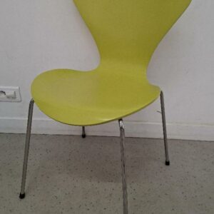 Chaise empilable design Arne Jacobsen modèle Série 7, édition Fritz Hansen, coque en bois laqué couleur citron vert, piétement en acier chromé. 79 x 51 x 52 cm. (qq usures d'usage). 8 unités. Vendu à l'unité avec faculté de réunion. Localisation: 54 avenue Philippe Auguste - 75011 Paris