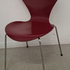 Chaise empilable design Arne Jacobsen modèle Série 7, édition Fritz Hansen, coque en bois laqué couleur rouge foncé, piétement en acier chromé. 79 x 51 x 52 cm. (qq usures d'usage). 7 unités. Vendu à l'unité avec faculté de réunion. Localisation: 54 avenue Philippe Auguste - 75011 Paris