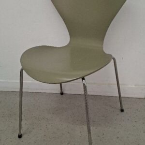 Chaise empilable design Arne Jacobsen modèle Série 7, édition Fritz Hansen, coque en bois laqué couleur olive, piétement en acier chromé. 79 x 51 x 52 cm. (qq usures d'usage). 2 unités. Vendu à l'unité avec faculté de réunion. Localisation: 54 avenue Philippe Auguste - 75011 Paris