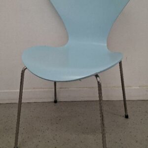 Chaise empilable design Arne Jacobsen modèle Série 7, édition Fritz Hansen, coque en bois laqué couleur bleu glacé, piétement en acier chromé. 79 x 51 x 52 cm. (qq usures d'usage). 2 unités. Vendu à l'unité avec faculté de réunion. Localisation: 54 avenue Philippe Auguste - 75011 Paris