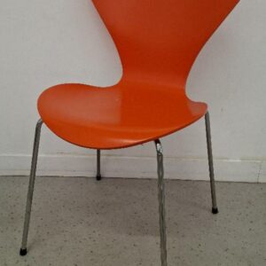 Chaise empilable design Arne Jacobsen modèle Série 7, édition Fritz Hansen, coque en bois laqué couleur orange, piétement en acier chromé. 79 x 51 x 52 cm. (qq usures d'usage). 3 unités. Vendu à l'unité avec faculté de réunion. Localisation: 54 avenue Philippe Auguste - 75011 Paris