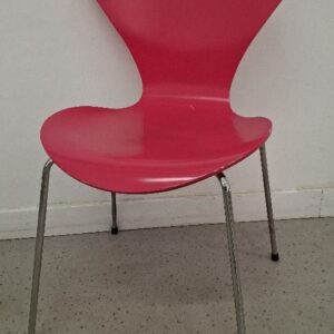 Chaise empilable design Arne Jacobsen modèle Série 7, édition Fritz Hansen, coque en bois laqué couleur magenta, piétement en acier chromé. 79 x 51 x 52 cm. (qq usures d'usage). 3 unités. Vendu à l'unité avec faculté de réunion. Localisation: 54 avenue Philippe Auguste - 75011 Paris