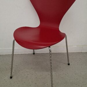 Chaise empilable design Arne Jacobsen modèle Série 7, édition Fritz Hansen, coque en bois laqué couleur rouge, piétement en acier chromé. 79 x 51 x 52 cm. (qq usures d'usage). unités : . Localisation: 54 avenue Philippe Auguste - 75011 Paris