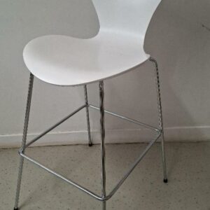 Chaise haute empilable design Arne Jacobsen modèle Série 7, édition Fritz Hansen, coque en bois laqué blanc, piétement en acier chromé avec repose-pieds. 110 x 46 x 60 cm. Localisation: 54 avenue Philippe Auguste - 75011 Paris